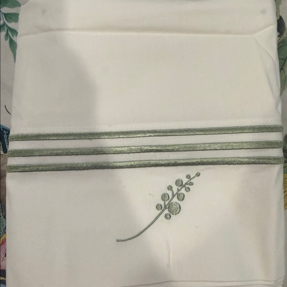 Pottery Barn embroidered Pillowcases new set of 2 + matching flat sheet Queen